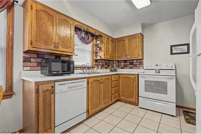 226 Helena Drive, Struthers, OH 44471 - Photo 4
