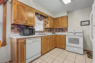 226 Helena Dr, Struthers, OH 44471 - Photo 4