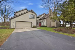 424 N Bayshore Dr, Columbiana, OH 44408 - Photo 2