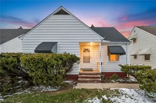 21601 Gardenview Dr, Maple Heights, OH 44137 - Photo 2