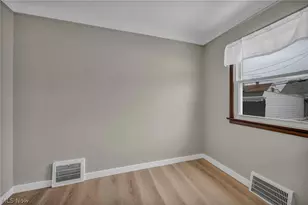 21601 Gardenview Dr, Maple Heights, OH 44137 - Photo 8