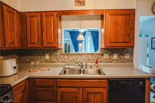 814 W 4th St, Williamstown, WV 26187 - Photo 8