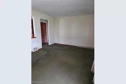 15513 Walvern Boulevard, Maple Heights, OH 44137 - Photo 8