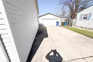 7621 Miami Rd, Mentor on the Lake, OH 44060 - Photo 16