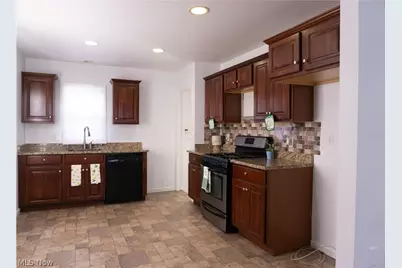 15401 Walvern Boulevard Boulevard, Maple Heights, OH 44137 - Photo 2