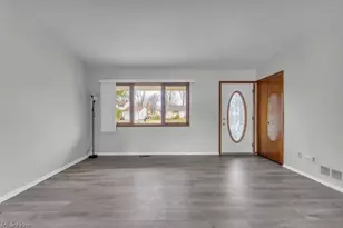 462 Waterbury Dr, Eastlake, OH 44095 - Photo 2