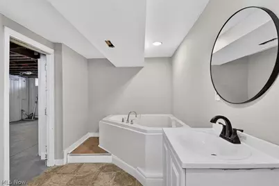 231 E 210th Street, Euclid, OH 44123 - Photo 32