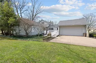 6656 Woodhawk Dr, Mayfield Heights, OH 44124 - Photo 4