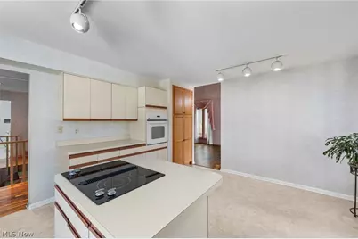 6656 Woodhawk Drive, Mayfield Heights, OH 44124 - Photo 22
