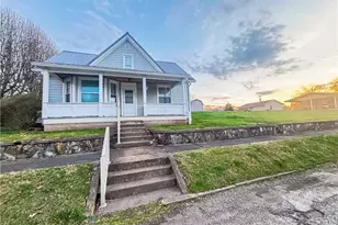 208 Stealey St, Middlebourne, WV 26149 - Photo 2