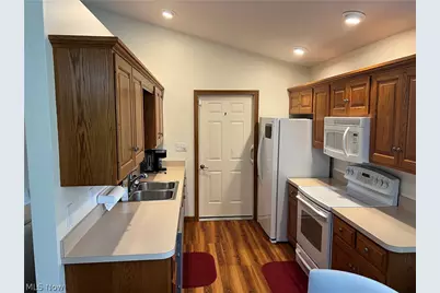 945 E Jackson Street, Millersburg, OH 44654 - Photo 4