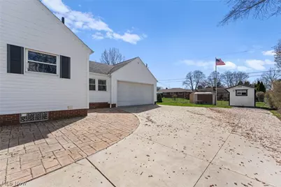 2883 Sharonwood Avenue NW, Canton, OH 44708 - Photo 4