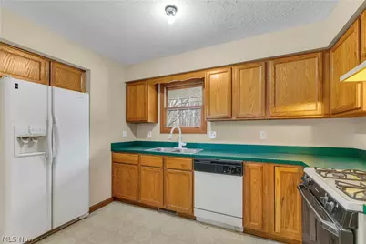 586 Abbe Road, Sheffield Lake, OH 44054 - Photo 12