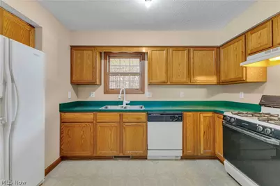 586 Abbe Road, Sheffield Lake, OH 44054 - Photo 10