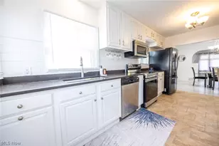6502 Farnsworth Dr, Parma, OH 44129 - Photo 14