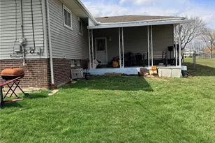 6081 Sunset Dr, Huber Heights, OH 44146 - Photo 4