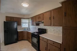 3945 S Schenley Ave, Youngstown, OH 44511 - Photo 2