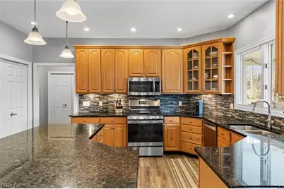 8460 Windsor Way, Grandview Heights, OH 44147 - Photo 14