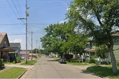 319 E 5th Street, Uhrichsville, OH 44683 - Photo 4