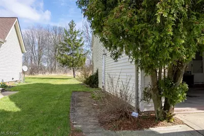 7571 Pleasant Run Drive, Green Hills, OH 44131 - Photo 6