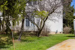 7571 Pleasant Run Dr, Green Hills, OH 44131 - Photo 4