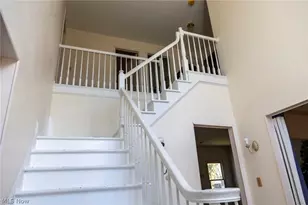 7571 Pleasant Run Dr, Green Hills, OH 44131 - Photo 10