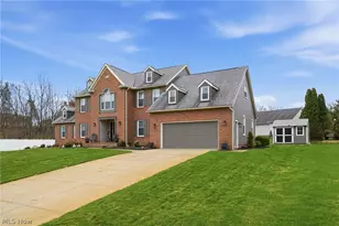 1576 Kings Arms Cir NW, Uniontown, OH 44685 - Photo 2