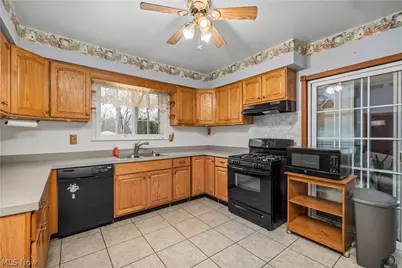 255 E 42nd Street, Lorain, OH 44052 - Photo 8