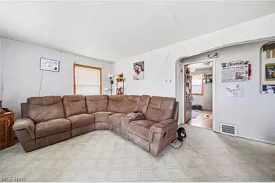 279 E 327th Street, Willowick, OH 44095 - Photo 4
