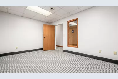 927 Wheeling Avenue #206, Cambridge, OH 43725 - Photo 8