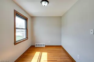 8514 Deerfield Dr, Parma, OH 44129 - Photo 8