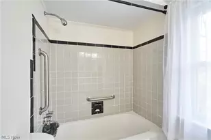 1360 Croyden Rd, Lyndhurst, OH 44124 - Photo 14