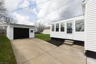 1722 Hawthorne Dr, Mayfield Heights, OH 44124 - Photo 24