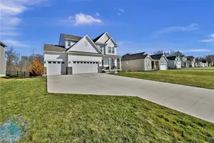 180 Country Mdw Ln, Wadsworth, OH 44281 - Photo 2