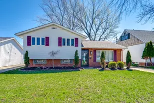 26288 Aaron Dr, Euclid, OH 44132 - Photo 2
