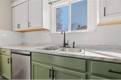 240 E 45th Street, Lorain, OH 44052 - Photo 8