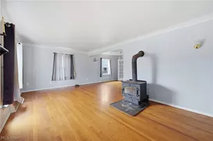 324 E 248th St, Euclid, OH 44123 - Photo 2