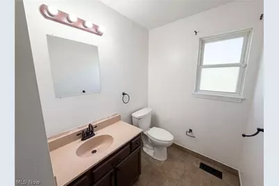 7049 Woodland Avenue, Chagrin Falls, OH 44023 - Photo 16