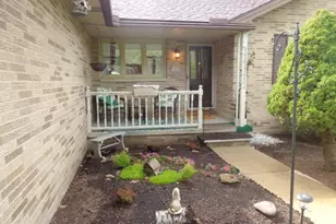 7422 Dogwood Ln, Parma, OH 44130 - Photo 2