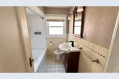 275 E 210th Street, Euclid, OH 44123 - Photo 16