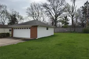 11531 Barrington Blvd, Parma Heights, OH 44130 - Photo 4