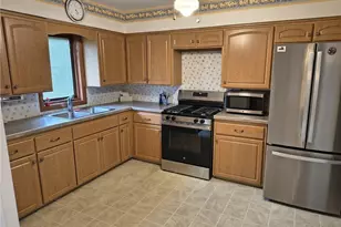 11531 Barrington Blvd, Parma Heights, OH 44130 - Photo 6