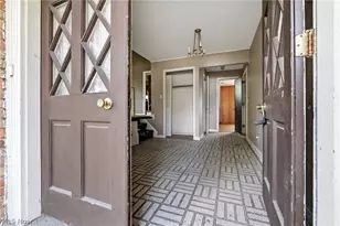 25478 Maidstone Ln, Beachwood, OH 44122 - Photo 2