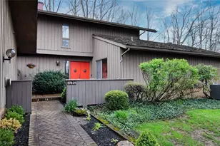 570-21 Russet Woods Ln, Aurora, OH 44202 - Photo 2