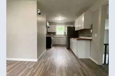 15413 Raymond Street, Maple Heights, OH 44137 - Photo 4
