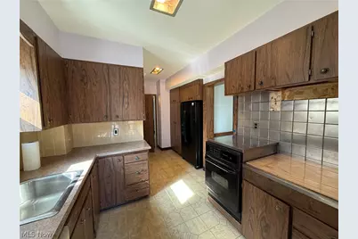 131 E 200th Street, Euclid, OH 44119 - Photo 12