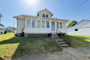 422 McKinley Ave, Newcomerstown, OH 43832 - Photo 2
