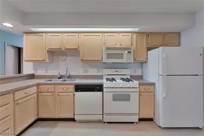 695 E Western Reserve Road #602, Poland, OH 44514 - Photo 6