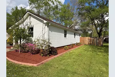 324 Bechtel Road, Leavittsburg, OH 44430 - Photo 2