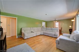 2015 Wallace Ln, Lorain, OH 44053 - Photo 4